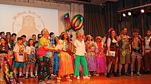 Mit dem großen Finale und dem Rolli-Lied endet ein tolles Programm beim Rolli-Ball der Wolfbach-Rolli in Pfaffenweiler. Bild: Roland ...