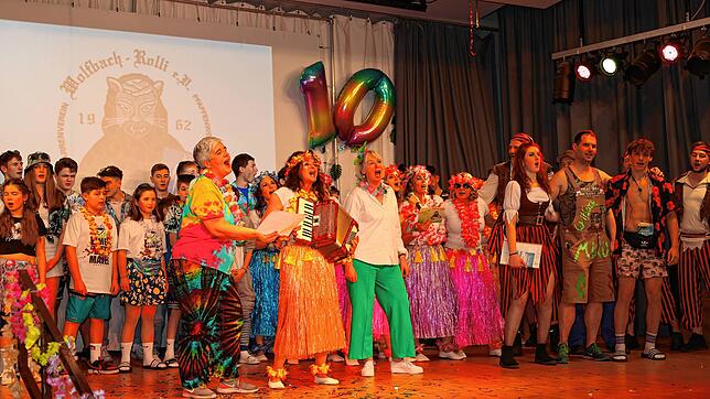 Mit dem großen Finale und dem Rolli-Lied endet ein tolles Programm beim Rolli-Ball der Wolfbach-Rolli in Pfaffenweiler. Bild: Roland ...