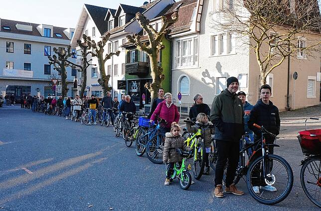 Potentielle Verkäufer müssen am Samstagmorgen vor den Annahmestellen Geduld beweisen.