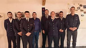 Verstärkung (von links): Die Anwärter Michael Schmid und Fabian Kiefer, Abteilungskommandant Philipp Kaiser, Bürgermeister Jan Albicker, ...