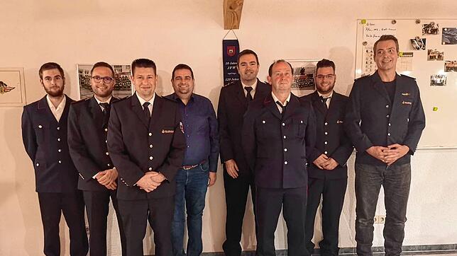 Verstärkung (von links): Die Anwärter Michael Schmid und Fabian Kiefer, Abteilungskommandant Philipp Kaiser, Bürgermeister Jan Albicker, ...