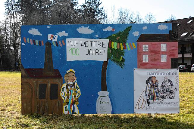 An den Ortseinfahrten der Kurstadt weisen große Plakate auf das 100. Geburtstagsfest der Narrenzunft hin.