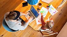 Arbeiten mit Kind, das ist nicht immer einfach. Manchen Eltern wird das jedoch erst bewusst, wenn ihre Entscheidung zur Familiengründung ...