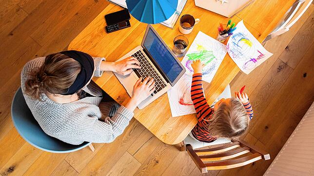 Arbeiten mit Kind, das ist nicht immer einfach. Manchen Eltern wird das jedoch erst bewusst, wenn ihre Entscheidung zur Familiengründung ...