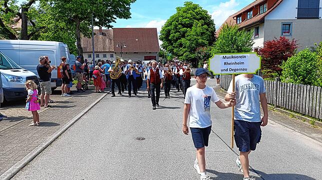 Bild 18: Festumzug am Gmeindshus Oberlauchringen – Höhepunkt des 4-tägigen Bezirksmusikfest