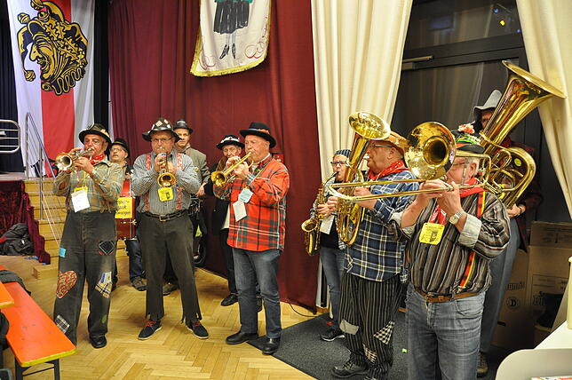 Die Hindelwanger Lumpenmusik spielt auf: Mit ihrem Repertoire brachten die zehn Musiker das Publikum auf den Bänken im Bürgerhaus Adler ...