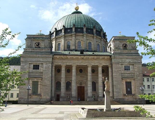 Der Dom in St. Blasien mit seiner gewaltigen Kuppel und den gedrungenen Seitentürmen ist begehrtes Ziel für Einheimische und Touristen ...