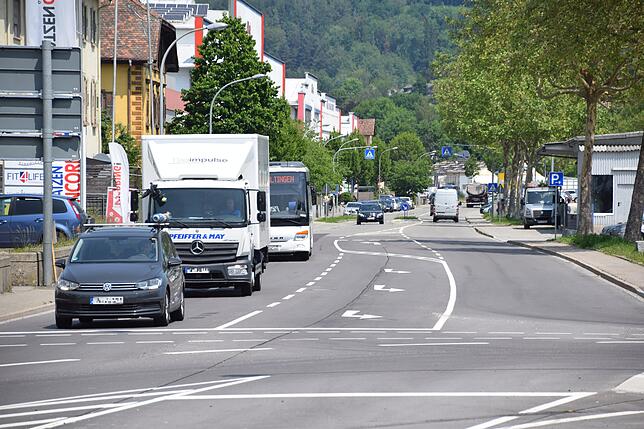 Nach der Asphaltierung der Radolfzeller Straße (B313) und Pause am Pfingstwochenende startet dann der zweite Bauabschnitt in der ...