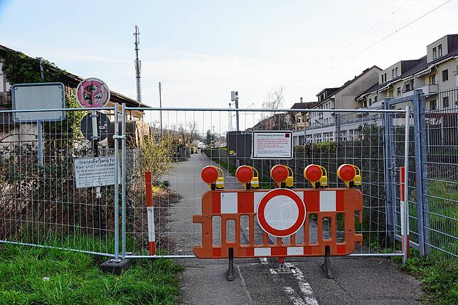 Gesperrter Radwegübergang an der Bahnlinie im Lörracher Stadtteil Stetten.