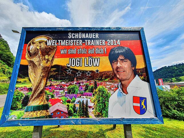 Sie bleiben hängen und werden vermutlich noch aufgehübscht: Die Tafeln an den beiden Ortseingängen von Schönau.