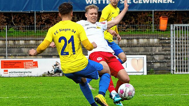 Beim SC Pfullendorf (vorne rechts Kapitän Heiko Behr) und dem FC Singen 04 (links Marcel Ernst) läuft es derzeit alles andere als rund. ...