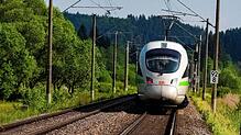 So sieht der ICE Hamburg – Konstanz aus, hier auf der Fahrt auf der Strecke der Schwarzwaldbahn. Diese Teilstrecke legt der ICE übrigens ...