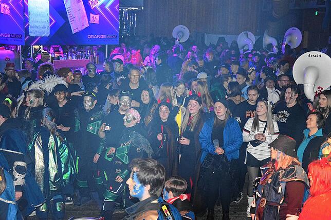 Bild 16: Gigantische Partynacht in Nöggenschwiel: 700 Guggenmusiker rocken mit DJs in drei Zelten!