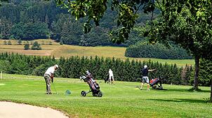 Golf und Insekten: Golfspieler auf dem Golfplatz Rickenbach. Am Wochenende, 24. und 25.¦Mai werden auch Insektenforscher und ...