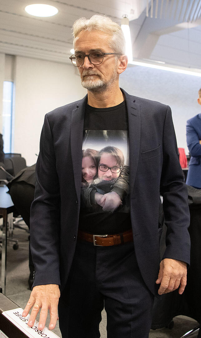 Der Vater eines der Opfer im Gerichtssaal des Landgerichts Stuttgart. Auf seinem T-Shirt ist ein Foto des bei dem Unfall getöteten Paars ...