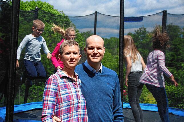 Kinder- und Jugendlichenpsychotherapeutin Gesa Hansen mit ihrem Mann Hauke. Im Hintergrund genießen vier der fünf Kinder das Trampolin ...