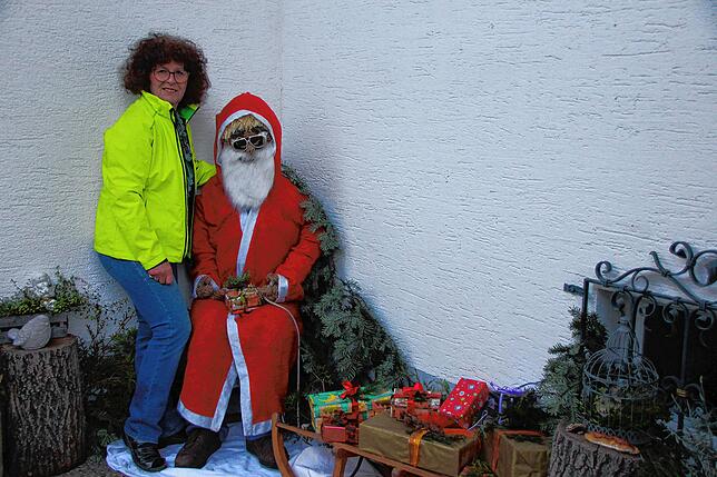 Der Weihnachtsmann wohnt bei Familie Robold in Horheim hinter dem Haus. Gabi Robold hat den lebensgroßen Geschenkebringer aus Stroh und ...