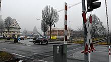 Die Gleise der Ablachtalbahn am ZG-Kreisel in Stockach: Derzeit laufen Planungen für die Instandsetzung von Bahnübergängen wie diesem. ...