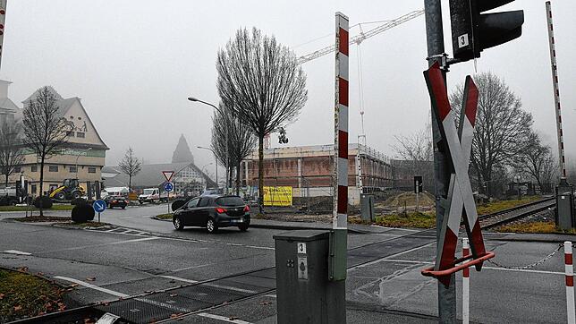 Die Gleise der Ablachtalbahn am ZG-Kreisel in Stockach: Derzeit laufen Planungen für die Instandsetzung von Bahnübergängen wie diesem. ...