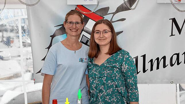 Bild 16: Endlich wieder Hafenfest! Trotz Wetterumschwung ist die Stimmung am ersten Tag hervorragend