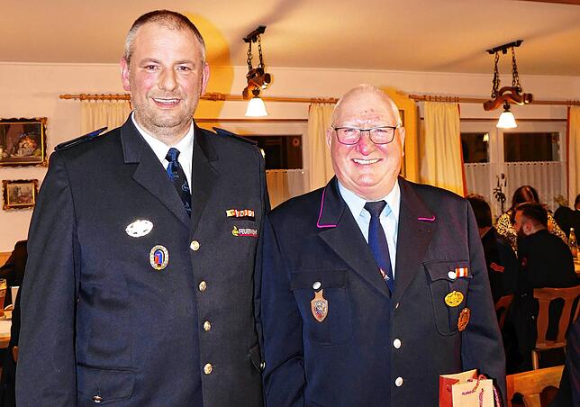 Nach 45 Jahren wurde Karl-Heinz Löffler (rechts) von Thorsten Gulde offiziell aus dem aktiven Dienst verabschiedet.