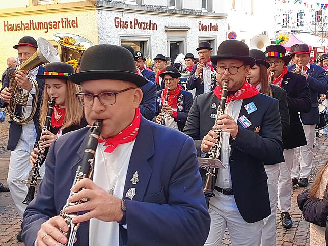 Bild 7: So bunt ist der Umzug beim großen Narrentreffen in Tiengen