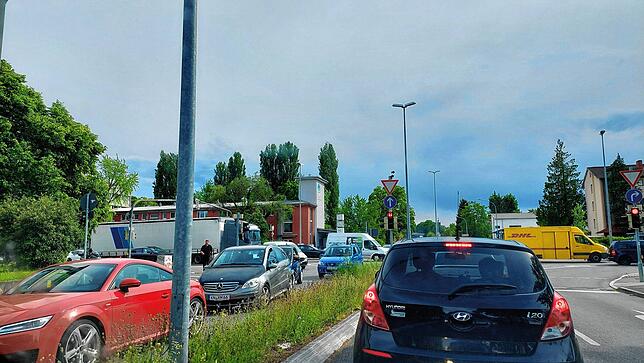 Die Haupt- und Nebenstraßen im Konstanzer Industriegebiet war am 16. Mai verstopft. Grund war der Unfall auf der B33 kurz vor dem Tunnel ...