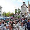 Friedlich und stimmungsvoll: Etwa 80.000 Menschen kamen zum grenzüberschreitenden 24-Stunden-Flohmarkt nach Konstanz (im Hintergrund das ...