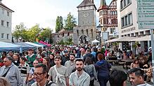 Friedlich und stimmungsvoll: Etwa 80.000 Menschen kamen zum grenzüberschreitenden 24-Stunden-Flohmarkt nach Konstanz (im Hintergrund das ...