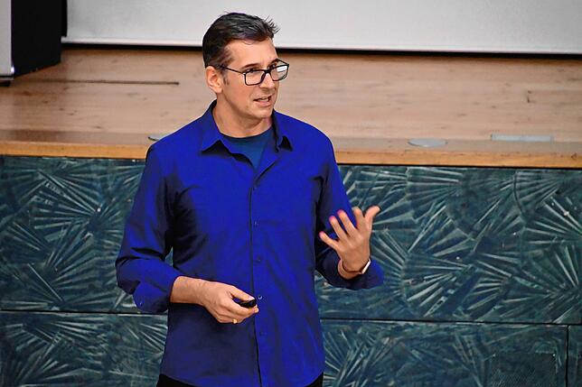 Ralph J. Schiel von „Naturblau – Die Werteagentur“ referiert über New Work.