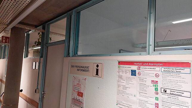 Solche Fenster in manchen Büros führen dazu, dass Kunden hochhüpfen, um in den Raum hineinzugucken.