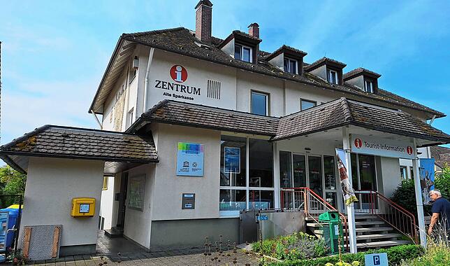 Von 1961 bis 2001 war das Gebäude der Hauptsitz der Bezirkssparkasse Reichenau. Heute ist darin die Tourist-Information untergebracht. ...