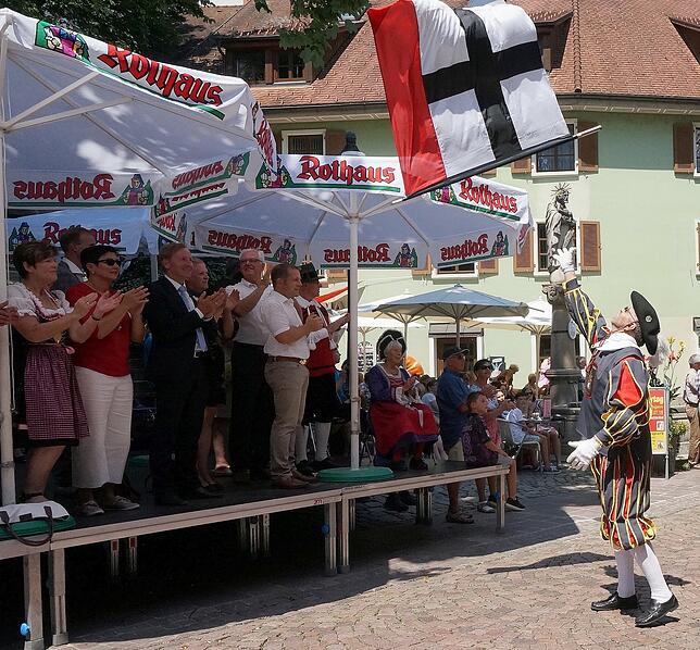 Mit Fahne: Dieses Mitglied des Fanfarenzugs Bad Waldsee zeigt der Prominenz in der Ehrenloge die Kunst des Fahnenwerfens.