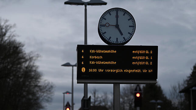 Auf einer elektronischen Anzeige wird im Bahnhof Zierenberg darauf hingewiesen, dass der Zugverkehr von und nach Zierenberg aufgrund des ...