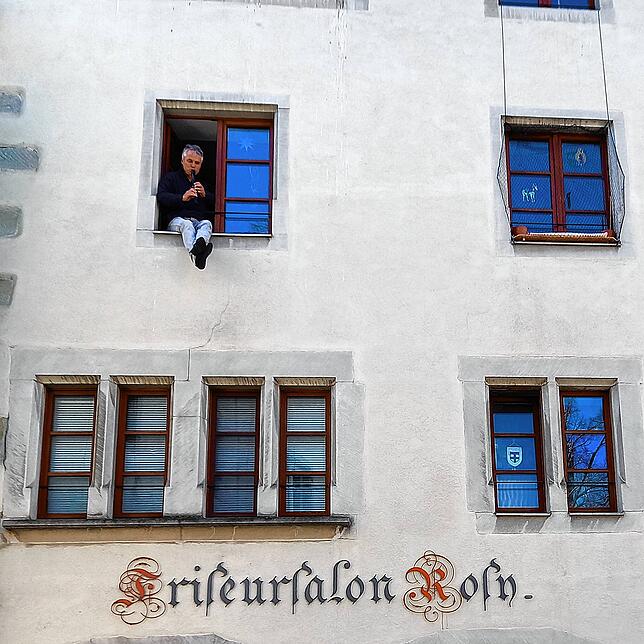 Der Platz am Fenster: Hier spielte Martin Stadler im März vergangenen Jahres. Dort begann seine „Konzertreihe“, die sich ...