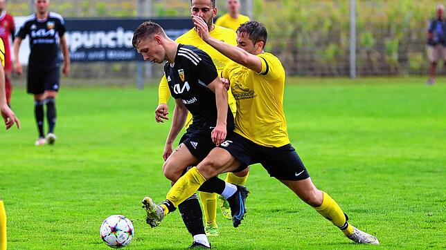 Meist einen Schritt schneller war der FC Öhningen-Gaienhofen (Adriano Michienzi, rechts) beim 6:0-Erfolg über den SV Mühlhausen (Jannik ...