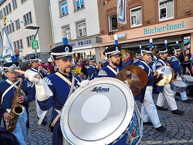 Die Stadt- und Bürgerwehrmusik in der Niederen Straße.
