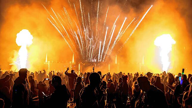 Tanzen und feiern für alle Zielgruppen: Zu den Shows von Project Germany gehören aufwendige Feuershows.