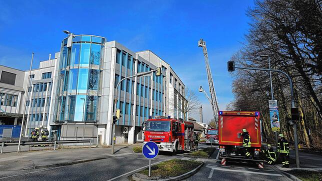 Ein Brand in einem Gebäude der ehemaligen Firma DGH gegenüber des Sauerstoffwerks hat einen Großeinsatz der Feuerwehr ausgelöst.