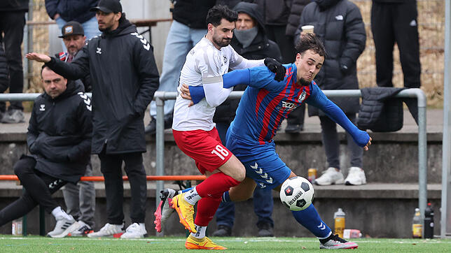 Das spannende Spiel zwischen SC Konstanz-Wollmatingen (Mario Sama, rechts) und dem FC Rot Weiß Salem (Fabio Di Modugno) endete torlos 0:0.