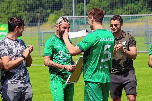 Kapitän Nico Restle (rechts) streift Todor Staykov vor seinem letzten Spiel die Kapitänsbinde über.