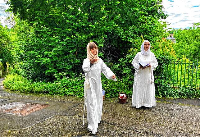 Schwester Verena und Schwester Madeleine laden die Besucher zu einem Rundgang im Jahr 1643 in Engen ein. Sie beschreiben auf ...