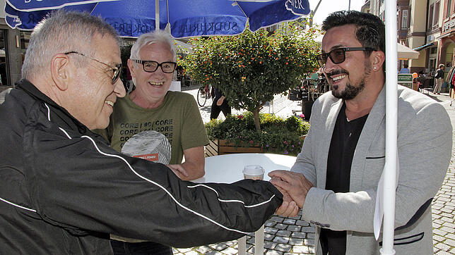 OB-Kandidat Cem Yazici (rechts) bekankt sich bei Mario Forderung (links) für das Gespräch, in der Mitte freut sich Werner Grießhaber ...
