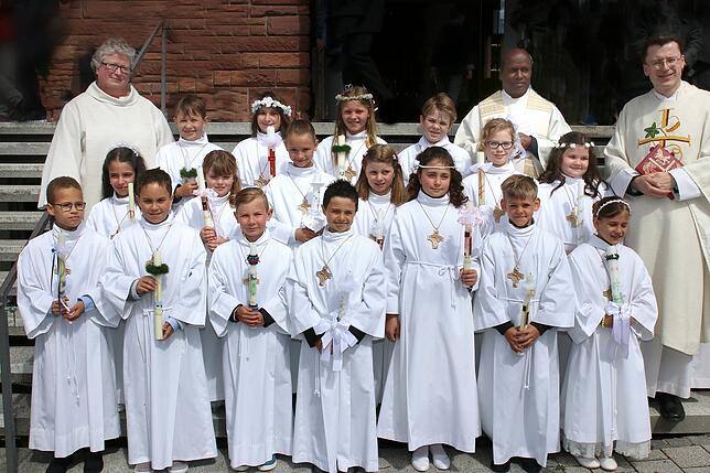 17 Kinder feierten in Jestetten Kommunion. Die Erstkommunionkinder von links vordere Reihe: Arthur Duzy, Kian und Louis Fritz, Brian ...