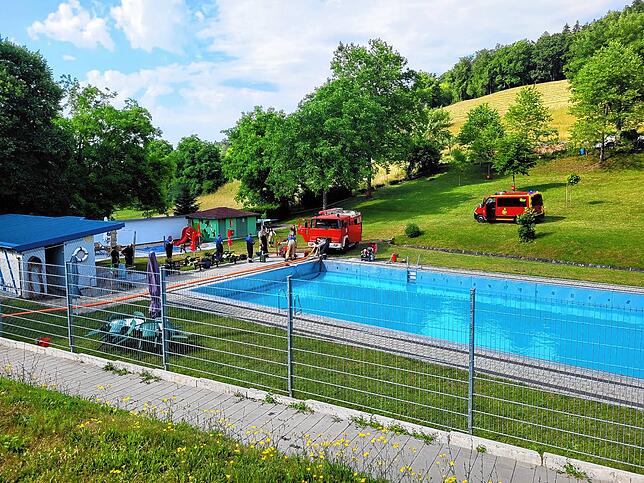 Wasser wurde auch aus dem Bach und dem Schwimmbad entnommen.