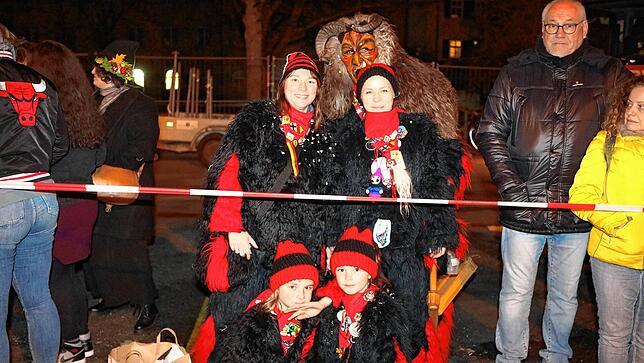 Bild 19: Die Fasnacht wird verbrannt. Hunderte Narren nehmen in Konstanz Abschied