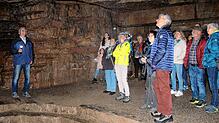 Albert Senger (links) führte am Eröffnungstag durch die Erdmannshöhle. Ein auch bunt gemischtes Publikum besuchte die Erdmannshöhle an ...