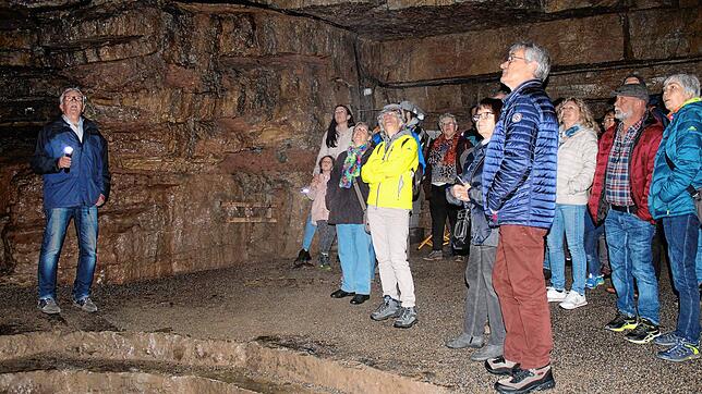 Albert Senger (links) führte am Eröffnungstag durch die Erdmannshöhle. Ein auch bunt gemischtes Publikum besuchte die Erdmannshöhle an ...