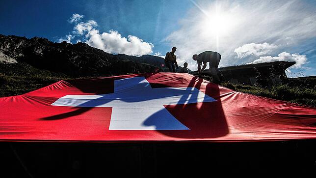 Nicht nur die Berge wachsen in der Schweiz in den Himmel. Auch die Wirtschaft steht gut da – und wird immer attraktiver auch für ...