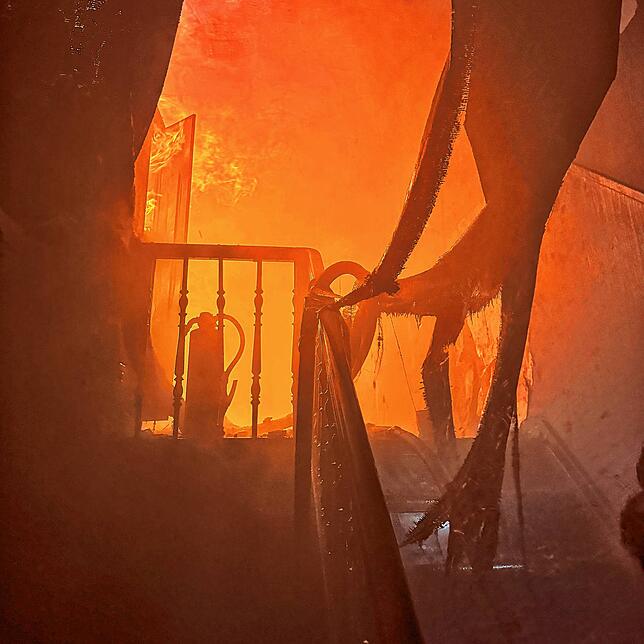 Die Feuerwehrleute dringen anfangs sogar in das Innere des Gebäudes ein. Später geht das nicht mehr. Es ist zu gefährlich, nicht nur ...
